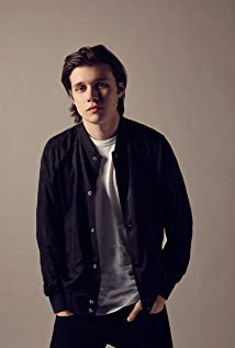 How tall is Nick Robinson?